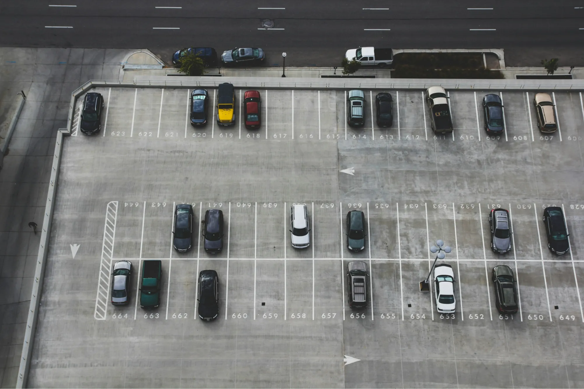 Parkende Autos auf einem Dach